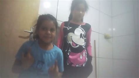 AJUDANDO MEIA IRMÃ NO CHUVEIRO .